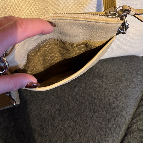 Vintage Coach Cream Leather Crossbody Bag - Picture 3 of 9